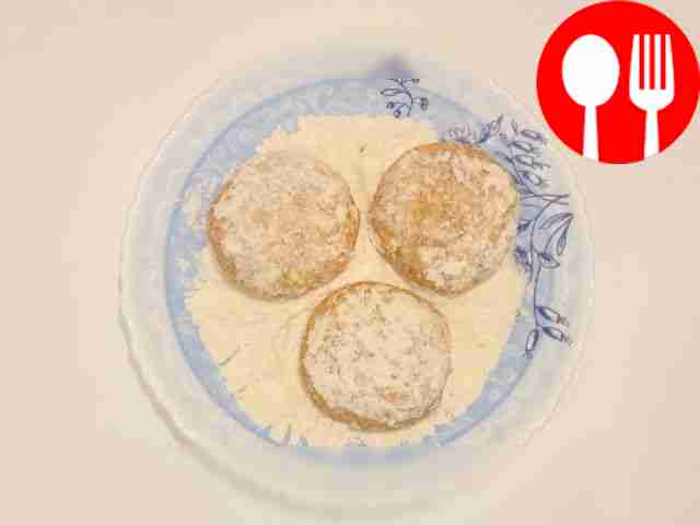 Разомните творог вилкой, затем добавьте манную...