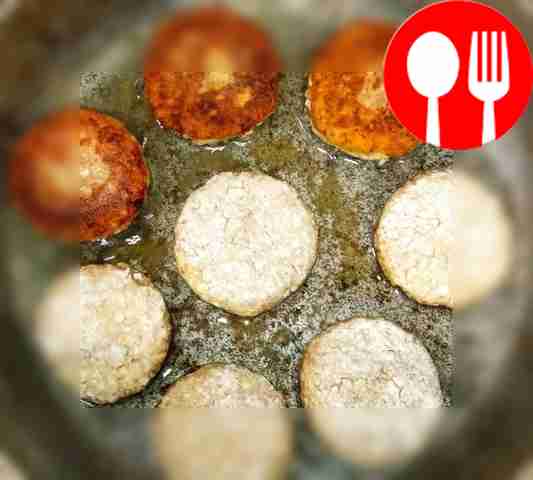 Поместите заготовки сырников на раскалённую...