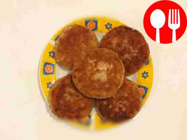 Выложите сырники на тарелку, полейте их медом...