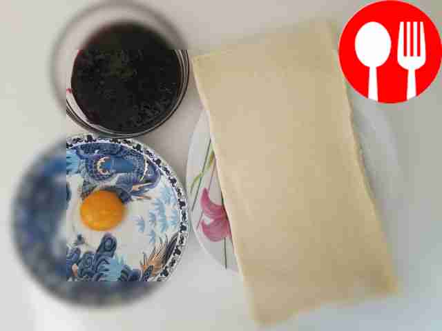 Разложите слоёное тесто на тарелку, разбейте...