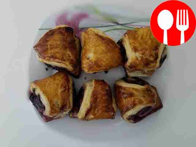 Разложите блюдо на тарелке. Посыпьте печенье...