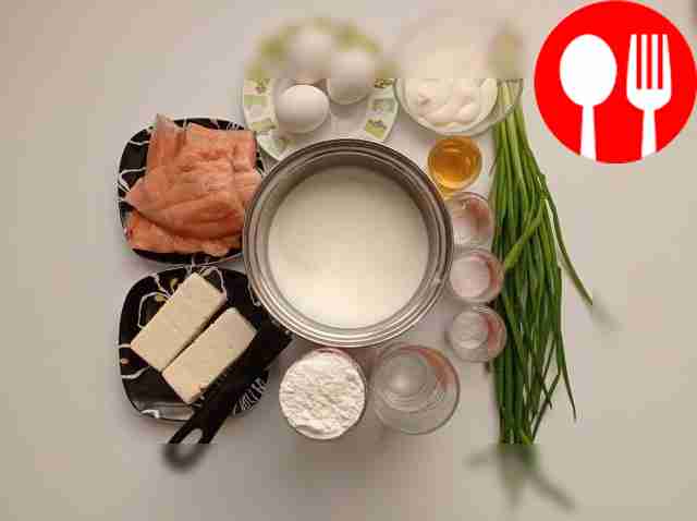 Разложите семгу на тарелке, плавленый сыр тоже...