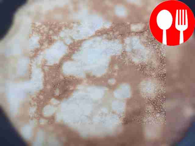 Соедините яйца с солью и сахаром, влейте...