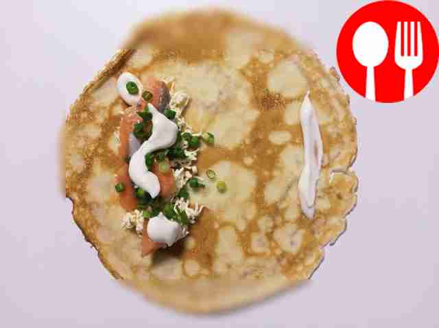 Нарежьте рыбу тонкими пластинками, зелёный лук...