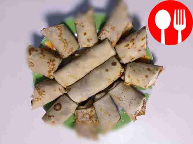 Порежьте блины на кусочки и выложите их на...