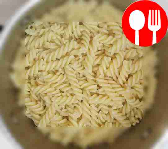 Нарежьте помидоры небольшими кубиками. Лук...