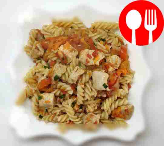 Подавайте блюдо на тарелке с зеленью.