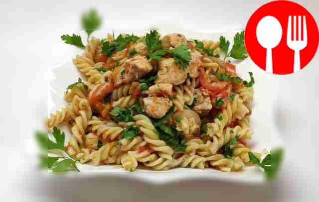Ароматны макароны с курицей, помидорами и сладким перцем