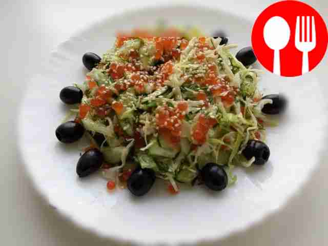 Быстрый салат с капустой, огурцом и красной икрой
