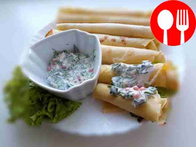 Quick sour cream sauce with red caviar for pancakes