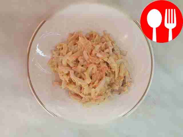 Быстырй салат из кальмара