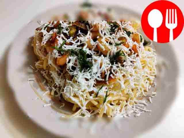 Delicious spaghetti with shrimp and feta