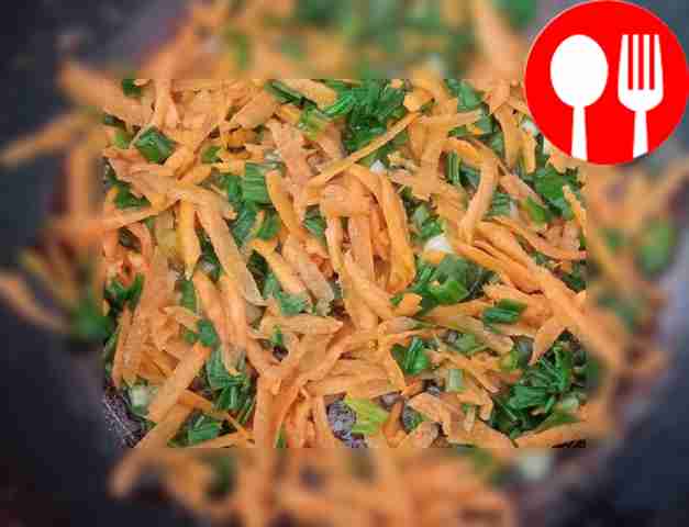 Доведите воду в кастрюле до кипения, затем...