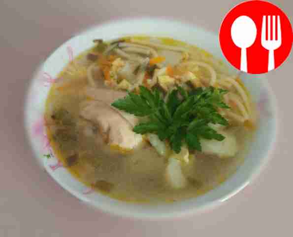 Разлейте суп по тарелкам половником. Украсьте...