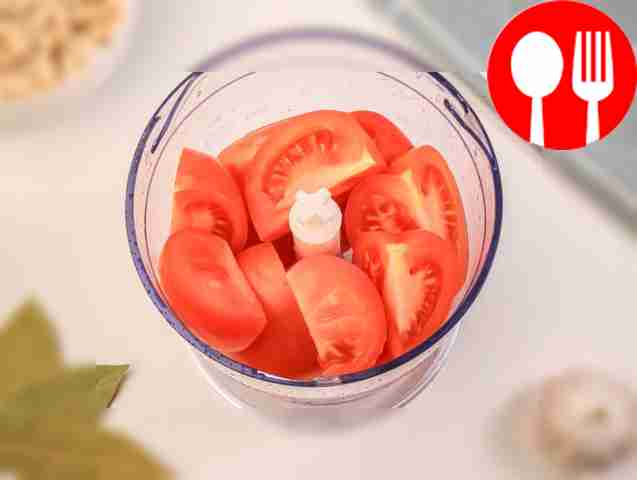 Переложите фасоль в дуршлаг и дайте ей стечь....