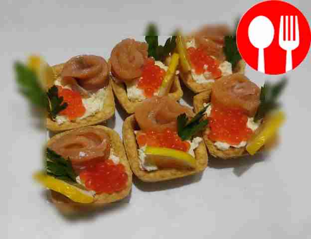 Bright tartlets with red fish