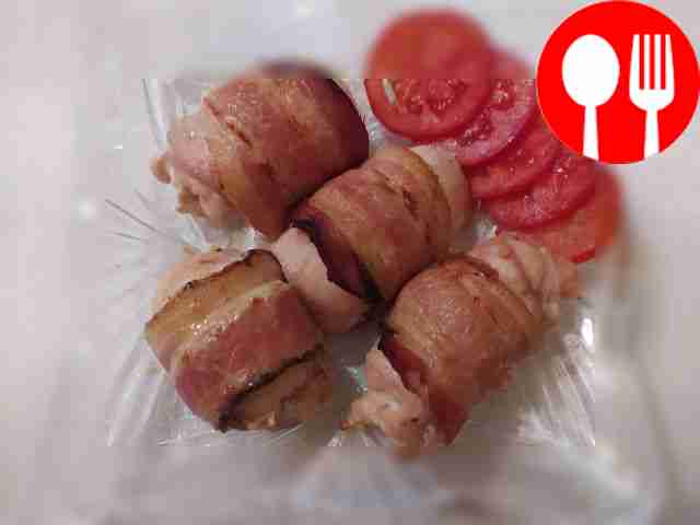 Fragrant chicken breast wraps wrapped in bacon