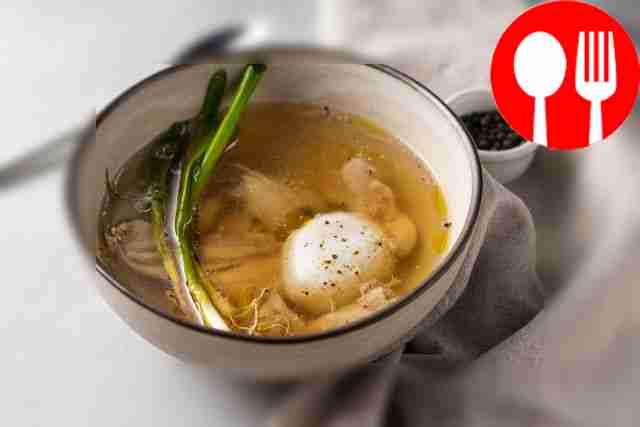 Куриный консоме с яйцом и зеленым луком