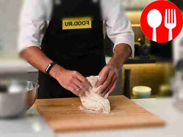 Приготовьте тесто для пиццы. Насыпьте муку...