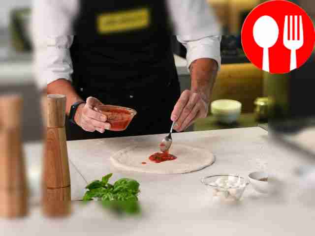 Разомните шарик теста до тонкой плоской основы...