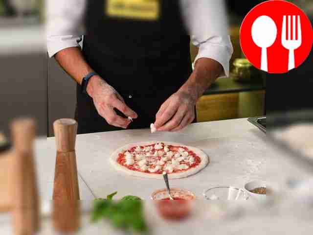 Разложите начинку по тесту ложкой равномерно....