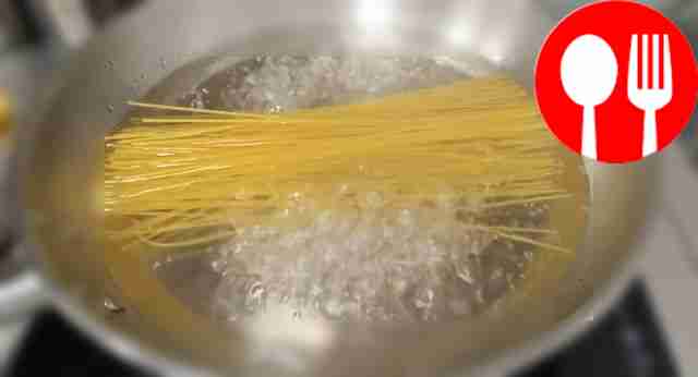 Отварите спагетти в подсоленной воде.