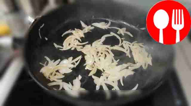 Лук слегка обжарьте на оливковом масле.