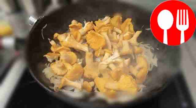 Положите лисички и приправьте их солью и...