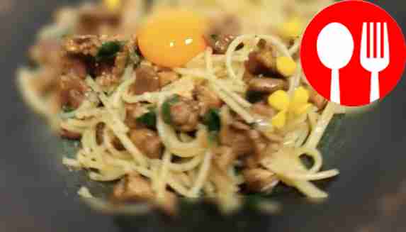 На тарелку выложите готовую пасту, сверху...