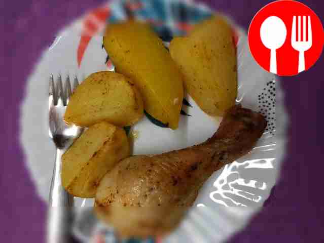 Пряные куриные ножки с дольками картофеля