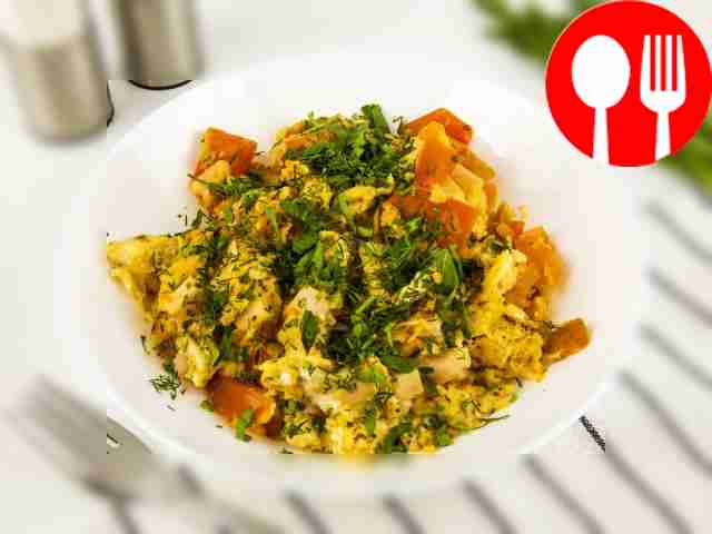 Omelette with tomatoes and sausage