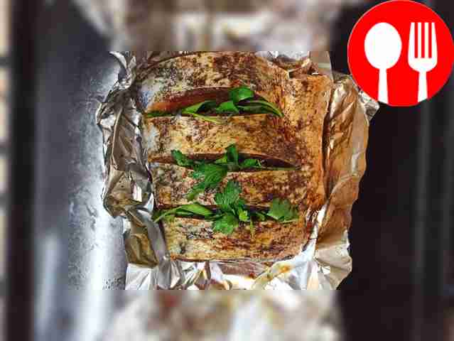 Смажьте маслом, добавьте соевый соус, посолите...