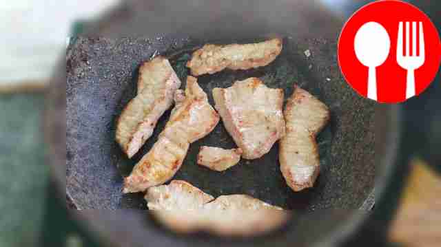 Sprinkle the finished meat with sesame seeds.