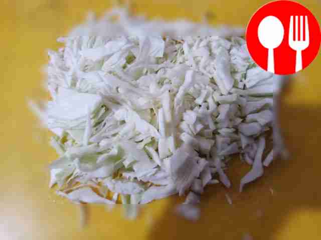 Порежьте капусту на тонкие полоски.