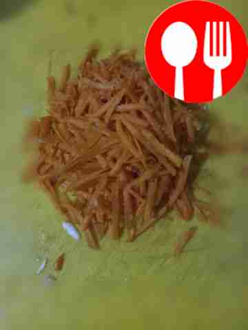 Натрите морковь на тёрке.