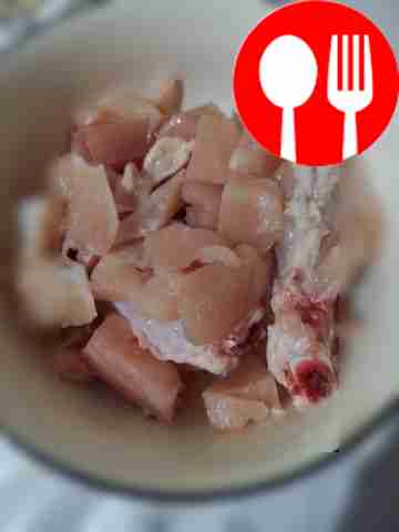 Порежьте куриное мясо на мелкие кусочки.