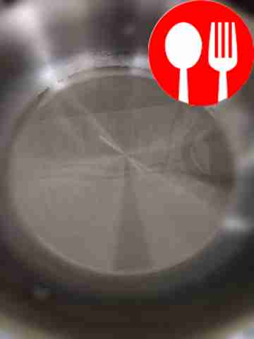 Влейте растительное масло на сковороду и...