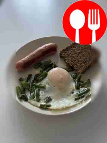 Яичница с сосисками и фасолью в мультиварке