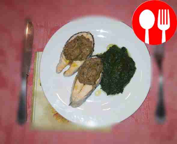 Семга с пюре из шпината и соусом из белых грибов