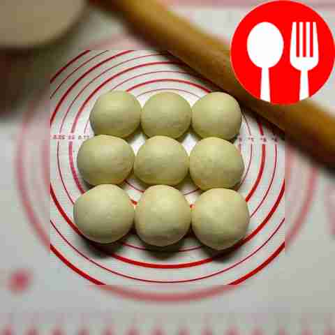 Разведите дрожжи в тёплом молоке, всыпьте...