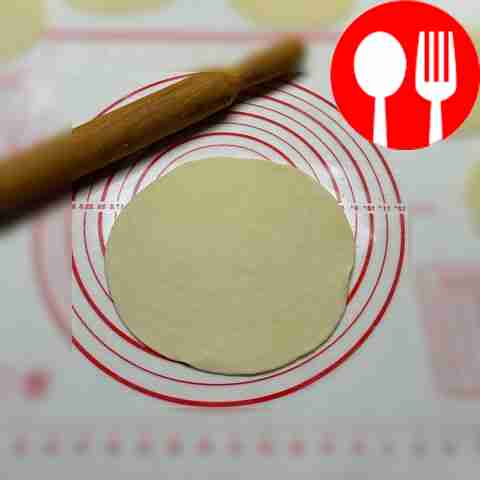 Затем каждую часть раскатайте в круг диаметром...