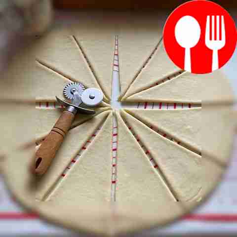 Далее присыпьте стол и стопку лепешек мукой,...