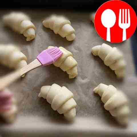 Выложите заготовки на противень, застеленный...