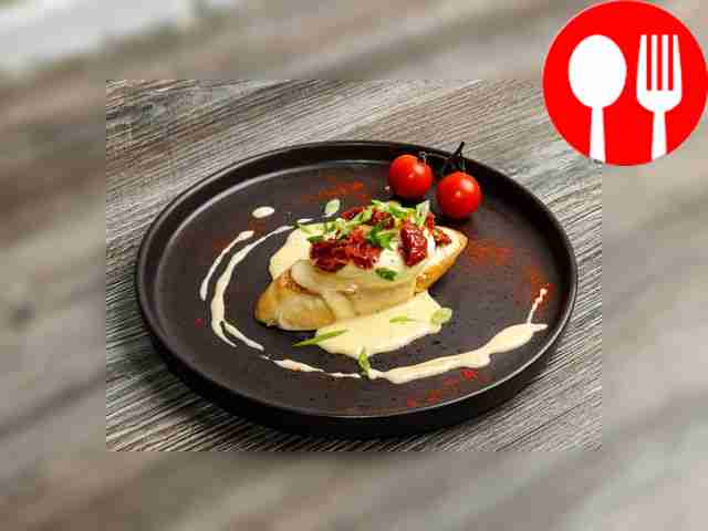 Eggs benedict on toast