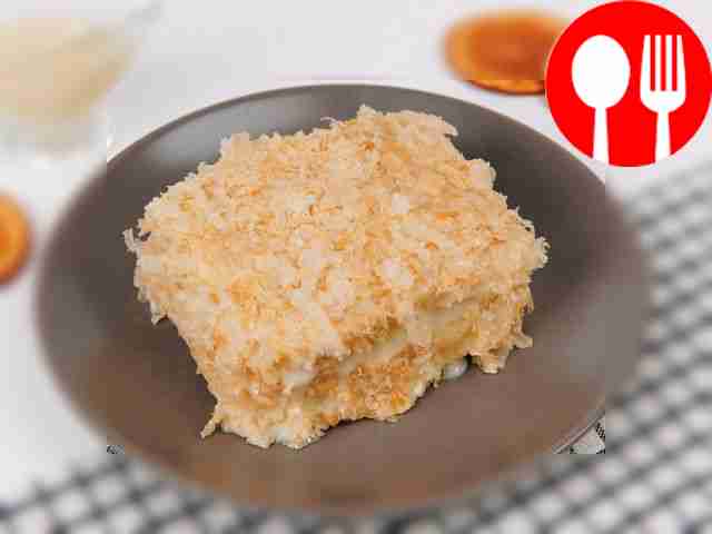 Подавайте торт Наполеон, украшенный веточкой...