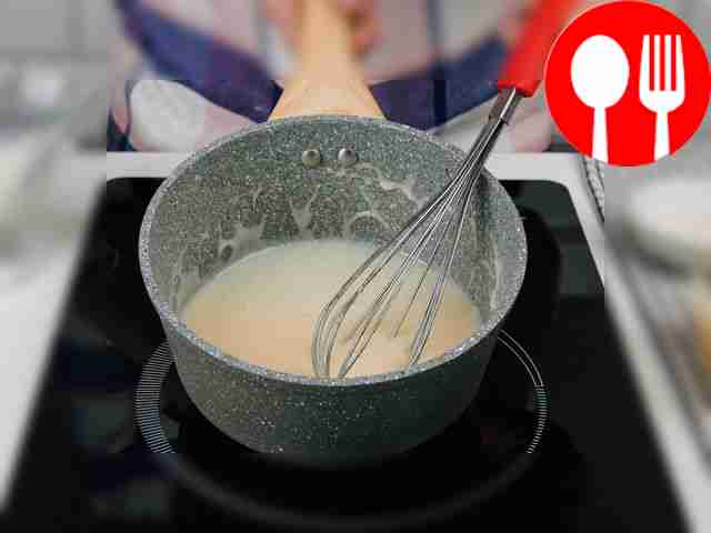 Постоянно помешивая, постепенно влейте молоко...