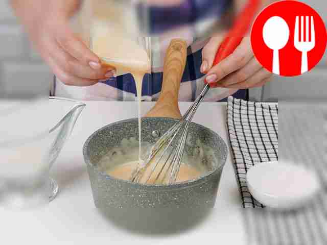 Снимите крем с огня и влейте сгущённое молоко....