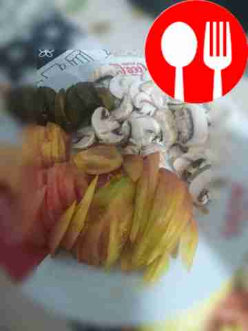 Измельчите все ингредиенты на мелкие кусочки.