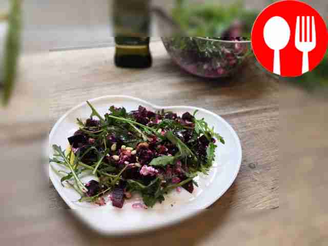 Салат с руколой, свеклой и брынзой