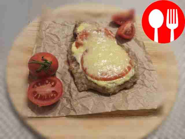 Steak with tomato and cheese cap